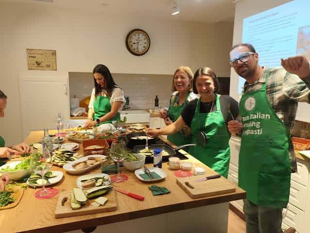 Grupo de personas cocinando juntas en taller de pasta italiana