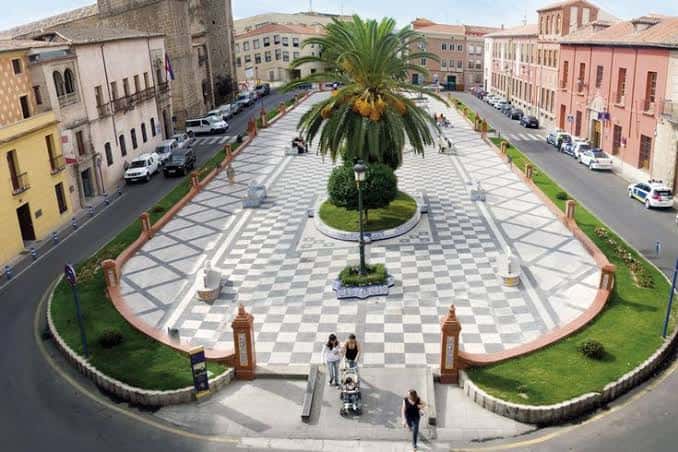 Plaza del Pan desde una perspectiva elevada, mostrando el diseño geométrico del pavimento y la palmera como elemento central