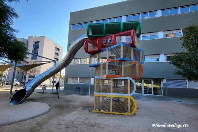 Área de juegos infantiles con tobogán y estructuras coloridas