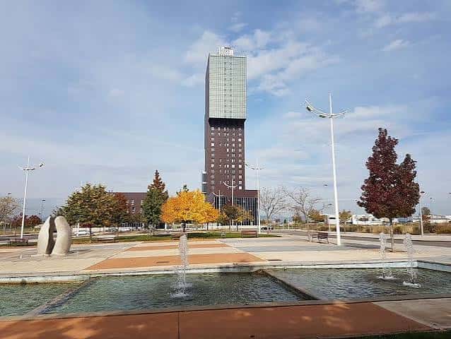 Vista panorámica del Parque del Oeste con fuente y torre de fondo