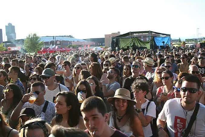 Concierto al aire libre en el Parque del Oeste con gran afluencia de público