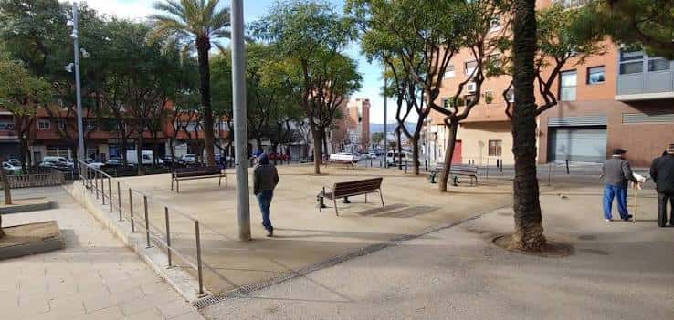 Plaza del Pallars con personas caminando y mobiliario urbano