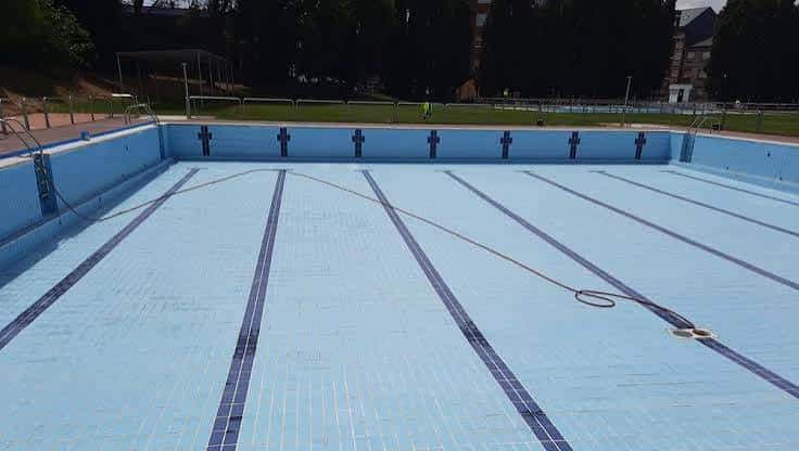 Piscina de natación con carriles marcados y fondo azul claro
