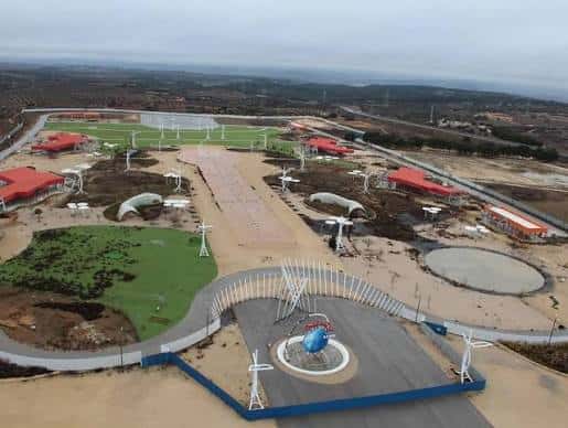 Vista aérea del complejo Ciudad del Rock mostrando zonas verdes, caminos y estructuras temporales