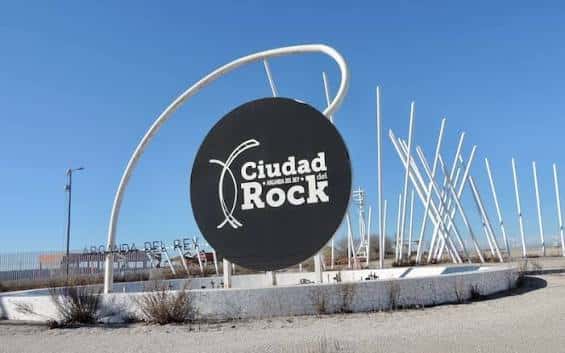 Entrada principal del recinto con el logotipo de Ciudad del Rock y diseño arquitectónico moderno
