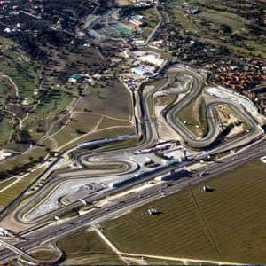 Vista panorámica del circuito desde arriba con curvas y rectas visibles