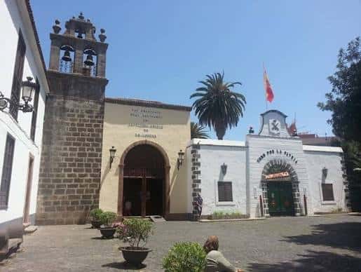 Fachada histórica de la Plaza del Cristo con la iglesia y el arco de entrada