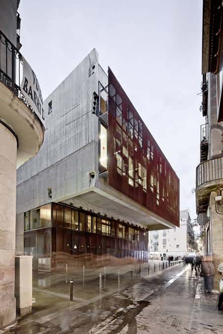 Ángulo lateral del edificio mostrando el voladizo y la estructura metálica