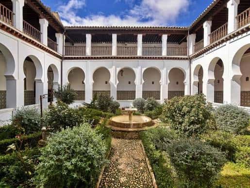 Patio interior del convento con fuente central y arcos de estilo mudéjar