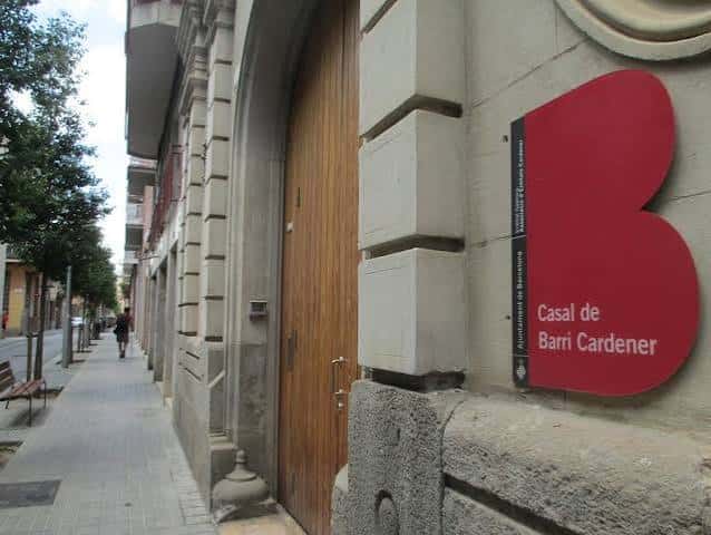 Entrada principal del Casal de Barri Cardener con señalización roja