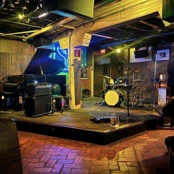 Escenario vacío del Elephant Room con piano y batería listo para el espectáculo