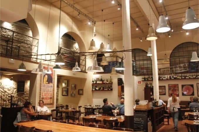 Interior del restaurante La Puntual con mesas y clientes