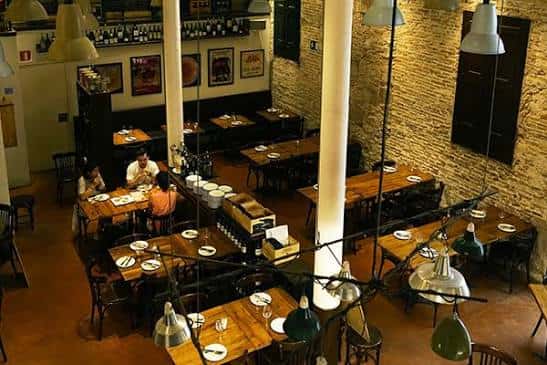 Vista cenital del interior de La Puntual con mesas y decoración