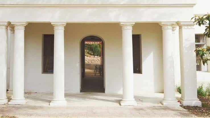 Fachada principal con columnas clásicas y entrada arqueada