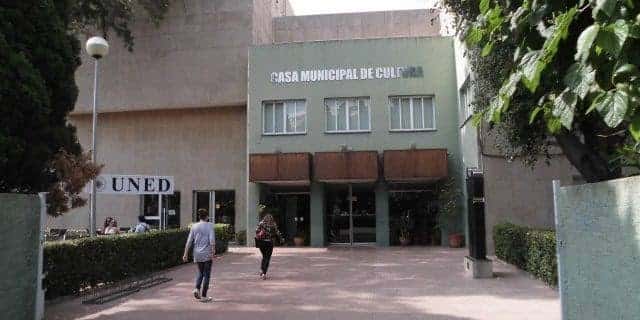 Fachada exterior de la Casa Municipal de Cultura, sede de la UNED Dénia, con acceso peatonal y señalización institucional