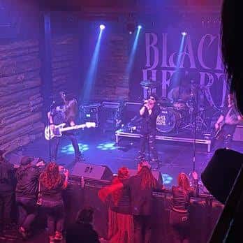 Concierto en vivo en el escenario con banda y público