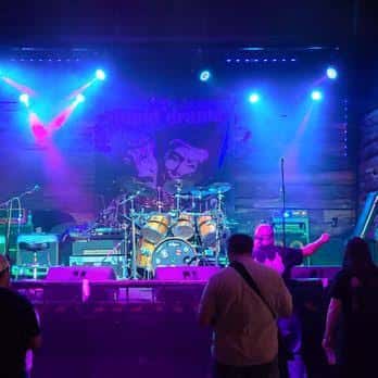 Escenario del venue con equipo musical y luces de concierto