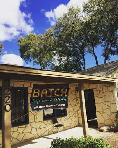 Fachada de piedra con letrero de Batch Craft Beer & Kolaches
