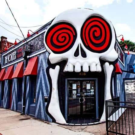 Fachada exterior del Vortex con el mural del cráneo
