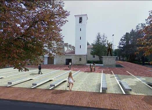 Vista de la Plaza de San José Obrero con su característica torre blanca y diseño moderno