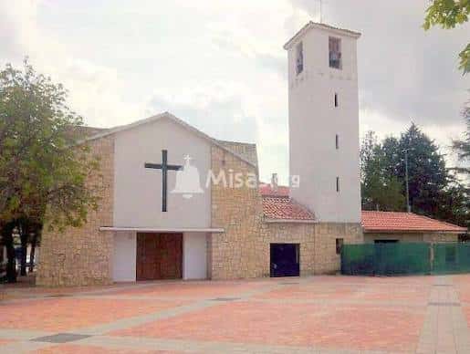 Fachada de la Parroquia de San José Obrero con cruz y torre campanario
