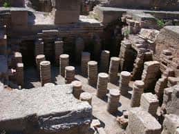 Vista de las columnas y muros del yacimiento romano en la Finca del Secretario