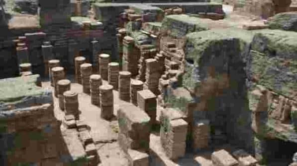 Detalle de las ruinas romanas con vegetación creciendo entre las piedras