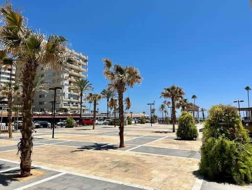 Plaza Pedro Cuevas con edificios residenciales al fondo