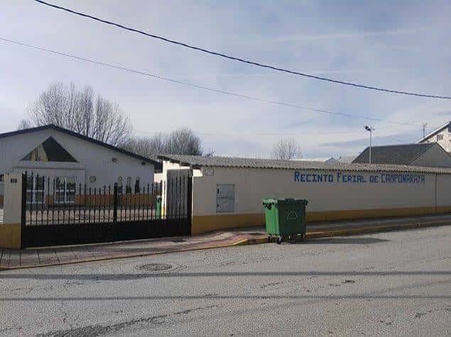 Vista exterior del Recinto Ferial de Camponaraya con su fachada y entrada