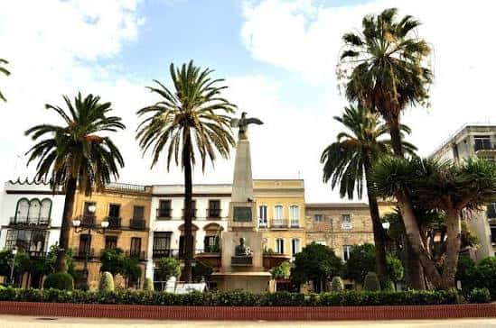 Plaza de las Angustias con fachadas tradicionales andaluzas y el obelisco en el centro