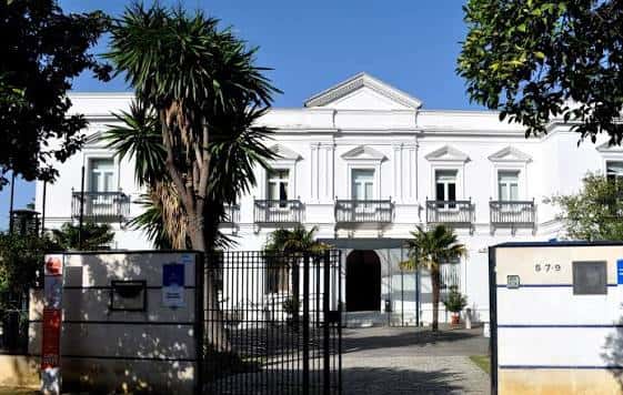 Fachada de un edificio blanco en la Avenida Alcalde Álvaro Domecq