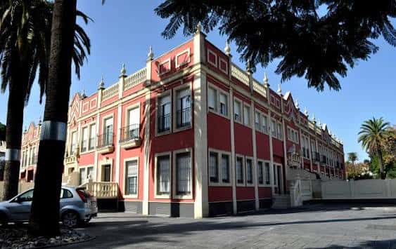 Edificio de color rojo en la Avenida Alcalde Álvaro Domecq
