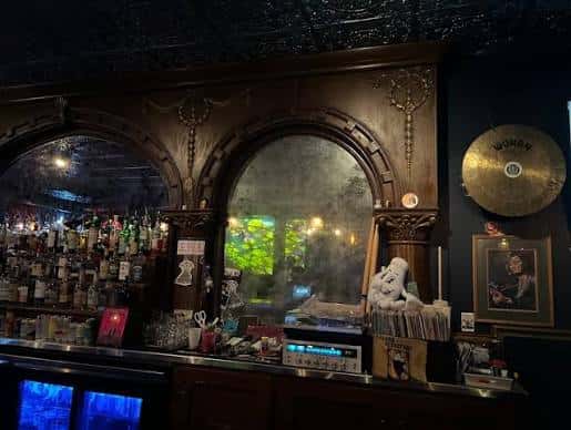 Vista del bar principal con espejos ornamentales y decoración vintage