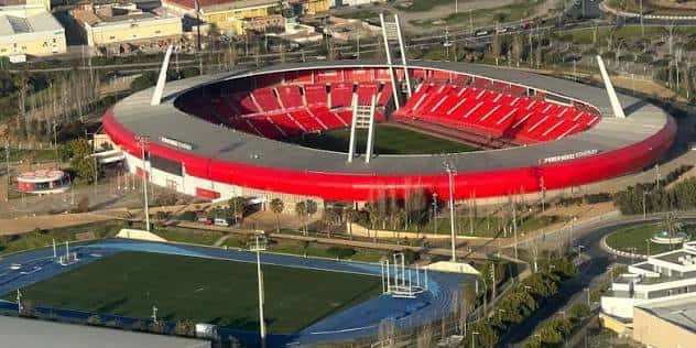 Vista aérea del estadio con su característica fachada roja y estructura moderna