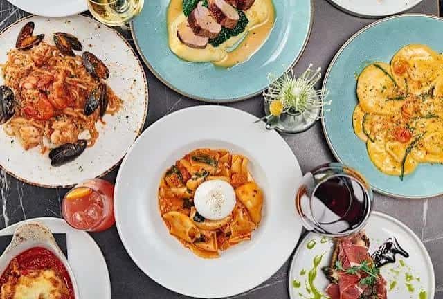 Platos de pasta y mariscos servidos en el restaurante Pranzo Italian