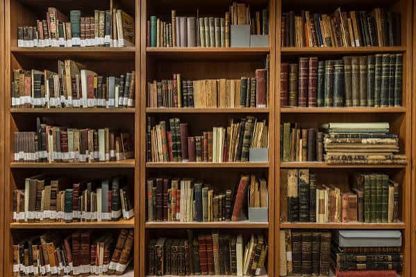 Estanterías de libros antiguos en la biblioteca del CEDOCAM