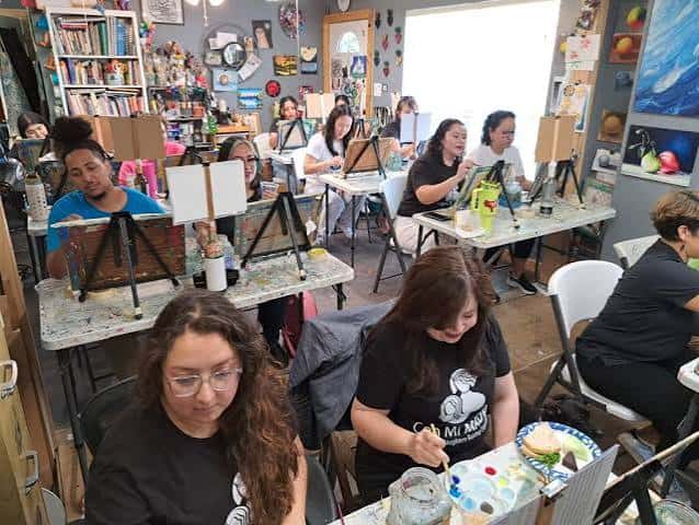 Clase de pintura en grupo en el interior de Artestudio Austin