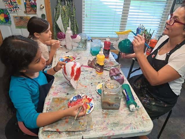 Taller de arte para niños con pintura de cerámica