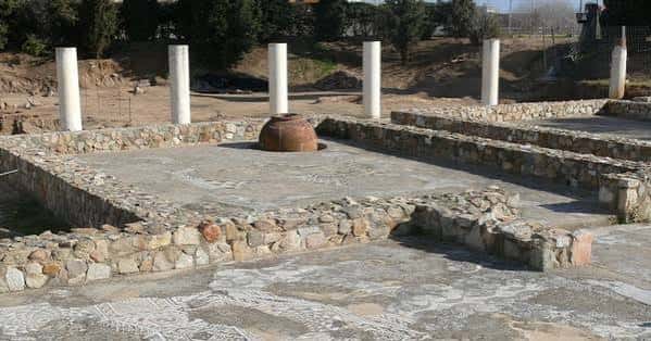 Detalle de los cimientos y columnas restauradas del complejo arqueológico