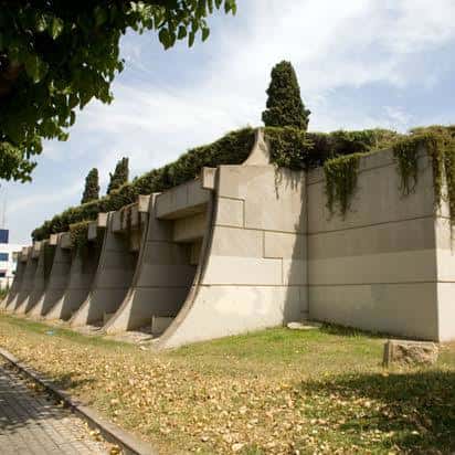 Muro de contención con vegetación y diseño arquitectónico contemporáneo