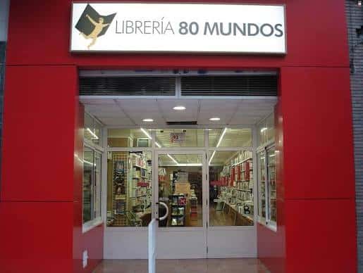 Fachada exterior de la Librería 80 Mundos con letrero iluminado