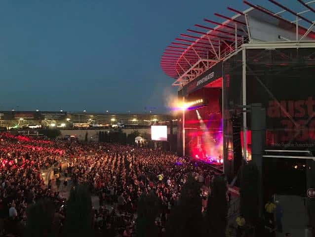 Concierto en el anfiteatro con el público y el escenario iluminado