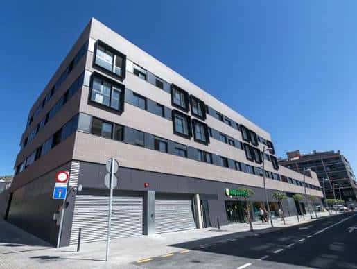 Edificio moderno en la Plaza de la Constitución, sede del Ayuntamiento de Viladecans