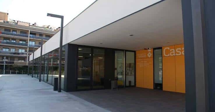 Entrada principal del edificio de la Casa de la Cultura en la Plaza de la Constitución