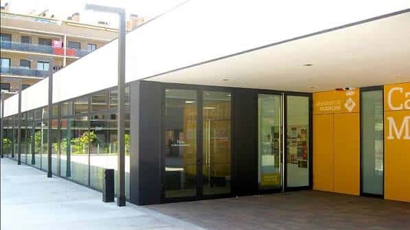 Entrada principal del Casal de Barri Montserratina con diseño contemporáneo