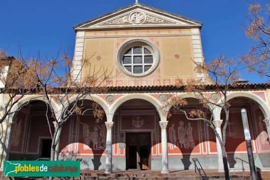 Fachada principal de la Església de Sant Joan Baptista con arco de entrada y detalles arquitectónicos