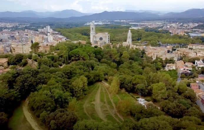 Vista aérea panorámica de los Jardins de les Pedreres con la catedral de Girona al fondo