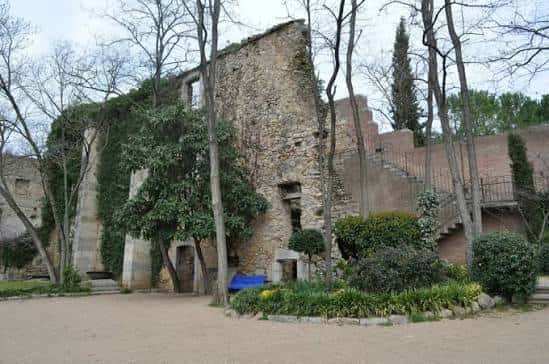 Ruinas históricas cubiertas de hiedra dentro del parque