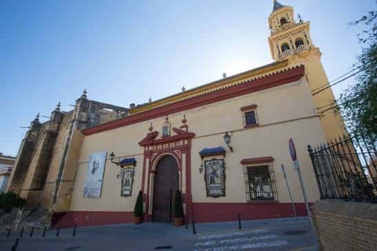 Vista general de la iglesia desde la calle, mostrando su arquitectura y entorno urbano