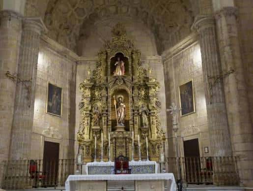 Interior de la iglesia con el retablo mayor dorado y altar principal